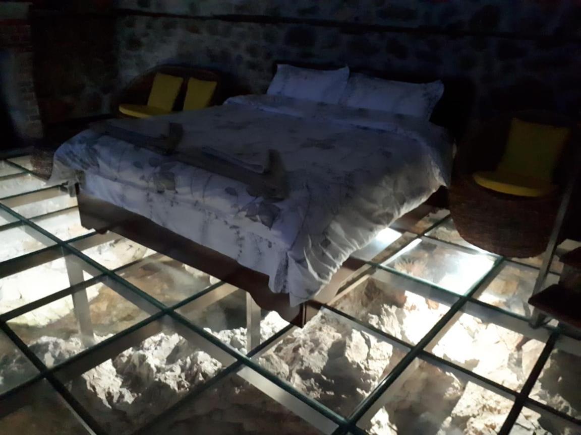 Nuci's Glass Floor Apartament *