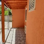 Vacation Apartment Near The Lake Apartament Afer Liqenit