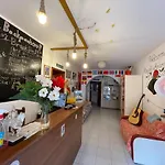 Vlora Backpackers Hostel & Bar Lungomare