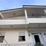 Villa E Verdhe Elbasan, Albania