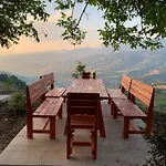 Bujtina Shpella E Plakes Cercan