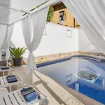 City Center Rooms & Pool