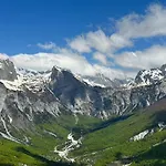 Bujtina Crystal Theth