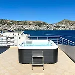 Seafront Oasis Luxury Apartment, With Sae View