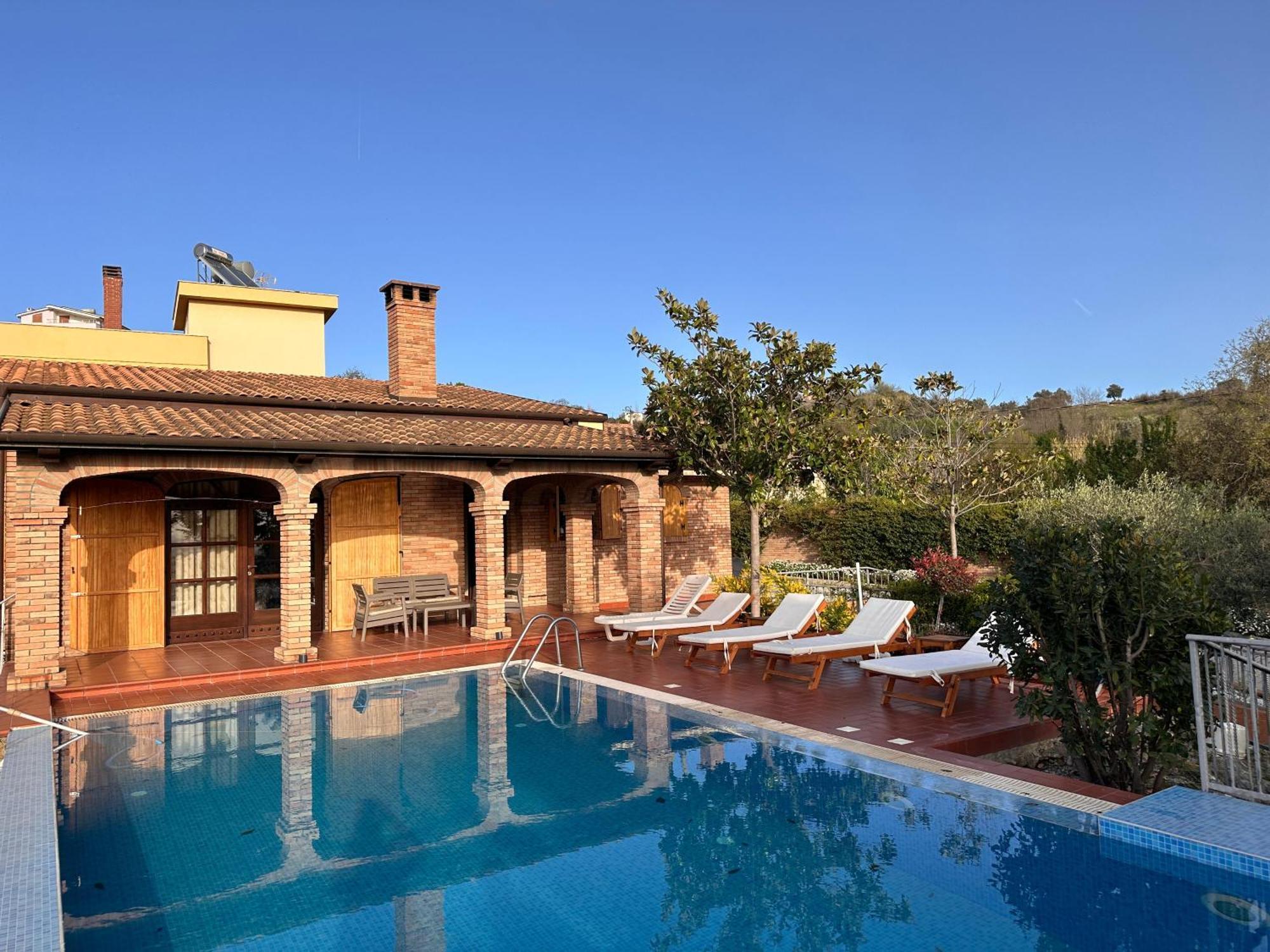 Villa “pool & Sun” Durrës
