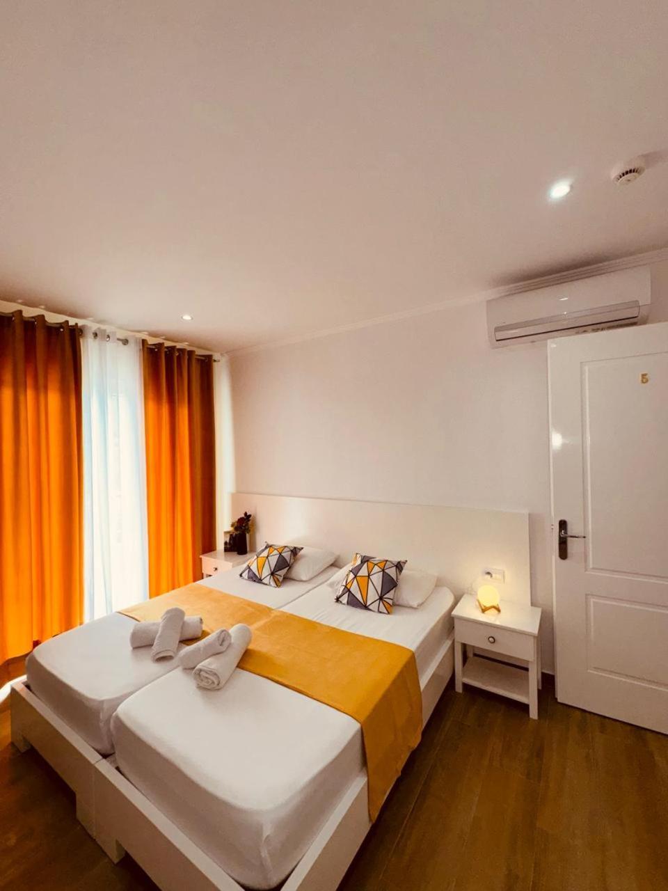 Orfeu Apartment *