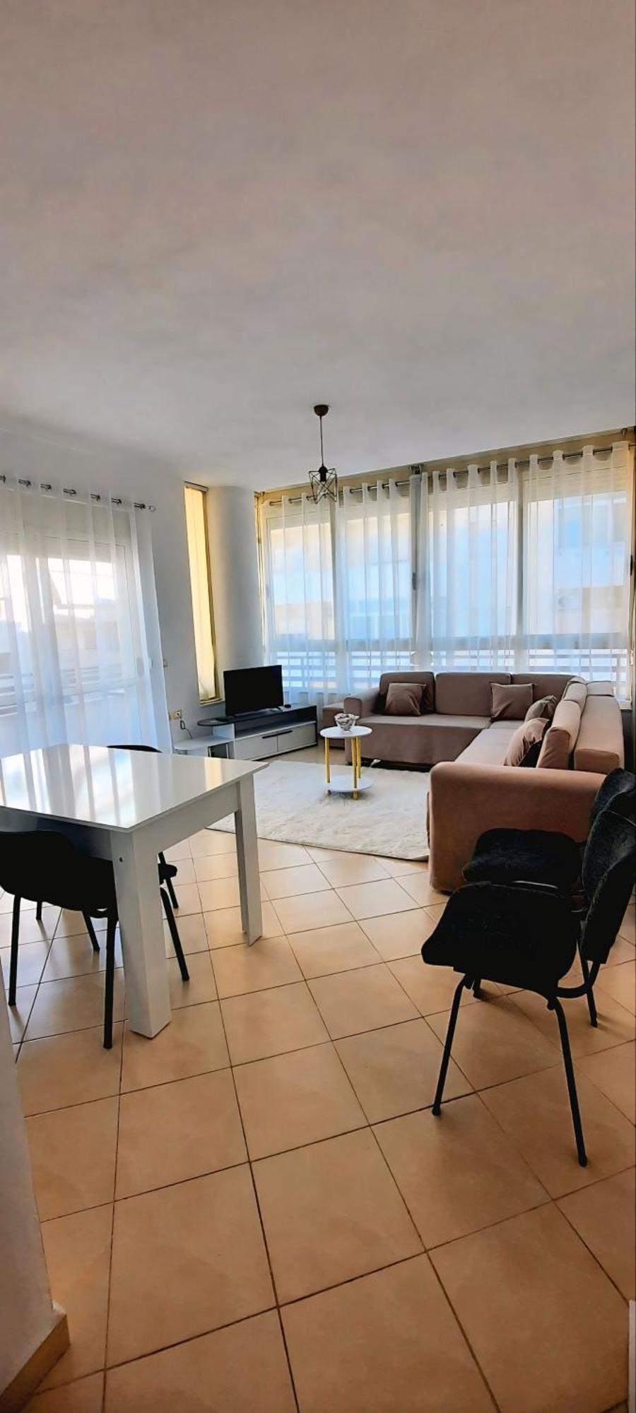 C'e Casa Near The Sea, Netflix, Parking, Balcony, Fast Wi-fi Apartment Vlorë